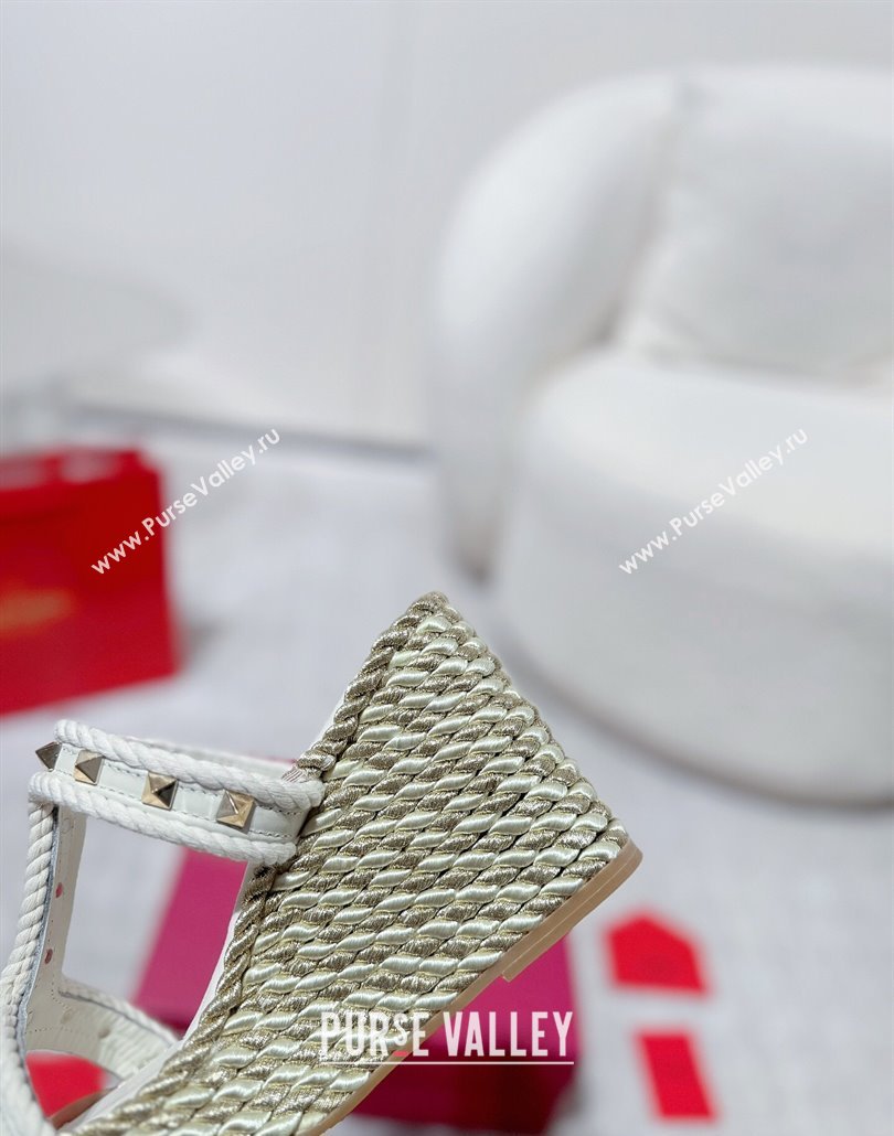 Valentino Rockstud Wedge Slides Sandal 10cm in Nappa Leather and Rope White 2025 VLTN042802 (MD-250428018)