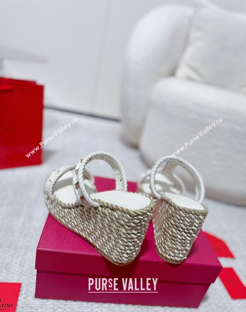 Valentino Rockstud Wedge Slides Sandal 10cm in Nappa Leather and Rope White 2025 VLTN042802 (MD-250428018)