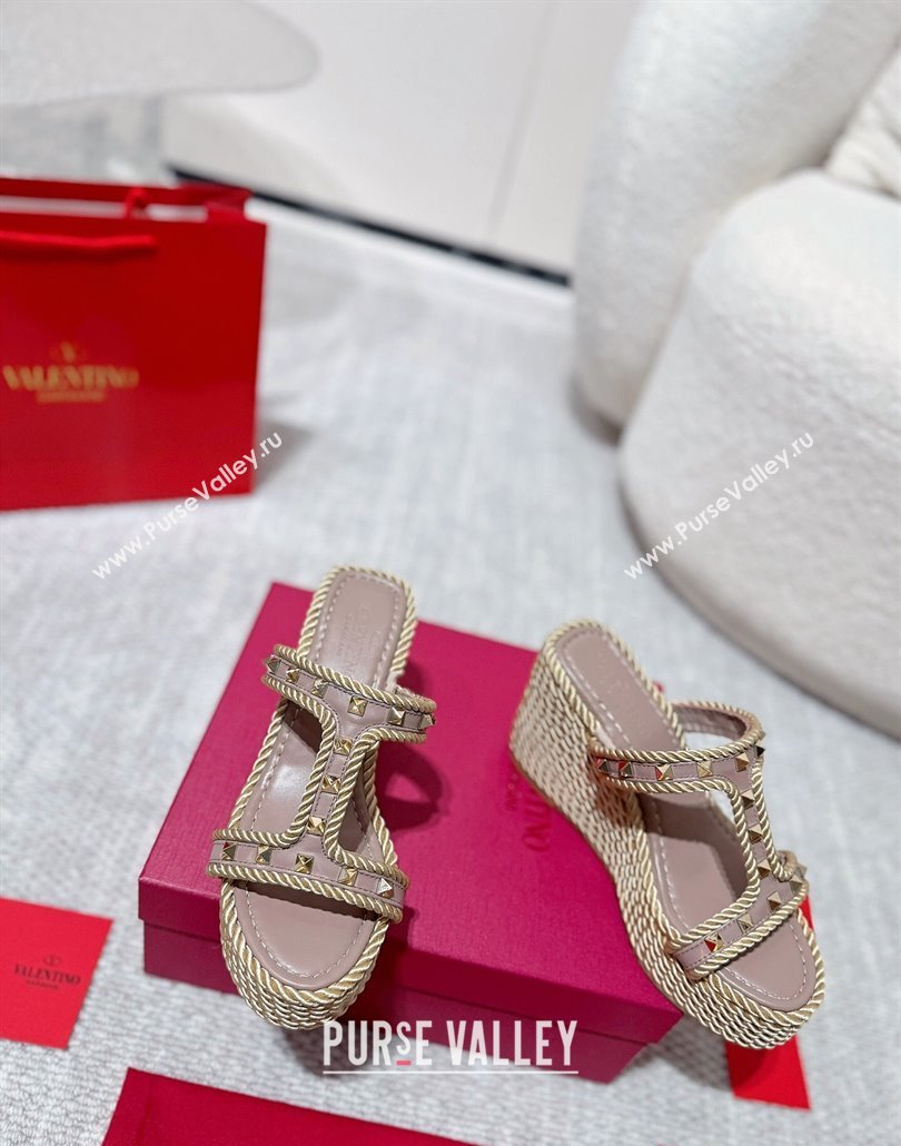 Valentino Rockstud Wedge Slides Sandal 10cm in Nappa Leather and Rope Dusty Pink 2025 VLTN042802 (MD-250428019)