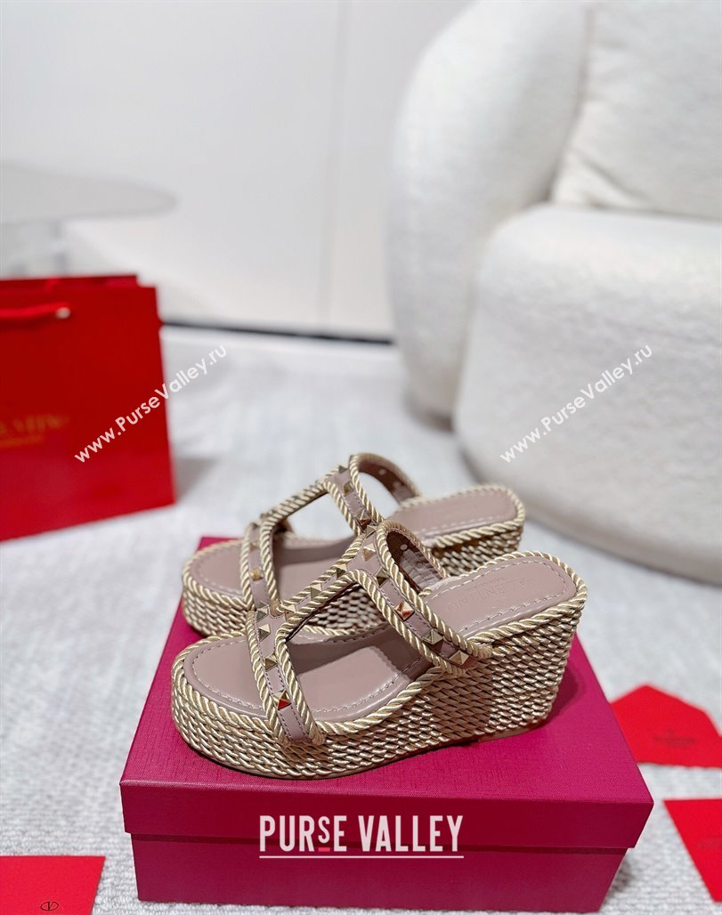 Valentino Rockstud Wedge Slides Sandal 10cm in Nappa Leather and Rope Dusty Pink 2025 VLTN042802 (MD-250428019)