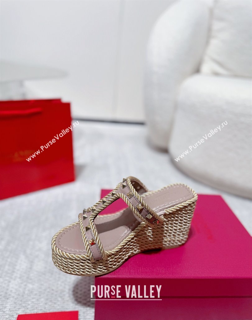Valentino Rockstud Wedge Slides Sandal 10cm in Nappa Leather and Rope Dusty Pink 2025 VLTN042802 (MD-250428019)