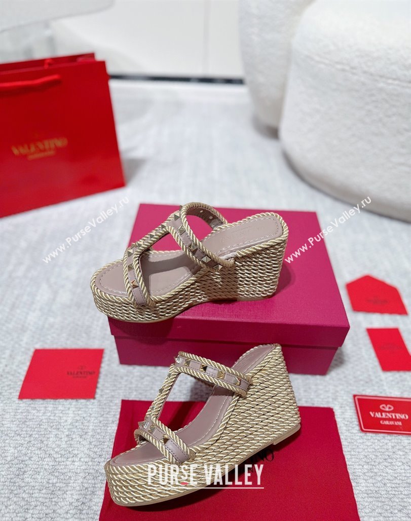 Valentino Rockstud Wedge Slides Sandal 10cm in Nappa Leather and Rope Dusty Pink 2025 VLTN042802 (MD-250428019)