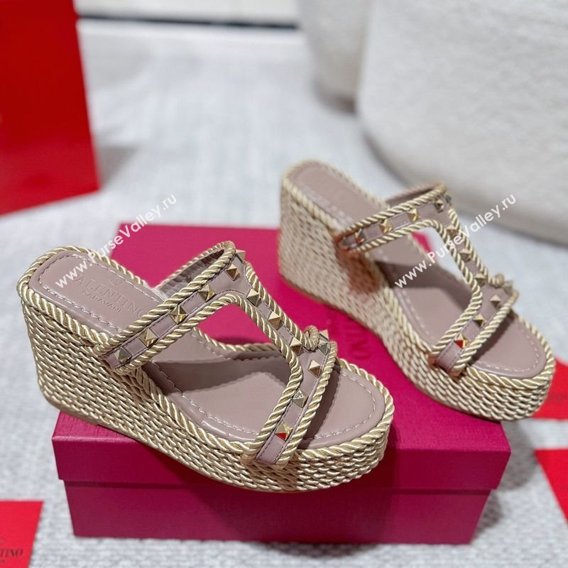 Valentino Rockstud Wedge Slides Sandal 10cm in Nappa Leather and Rope Dusty Pink 2025 VLTN042802 (MD-250428019)
