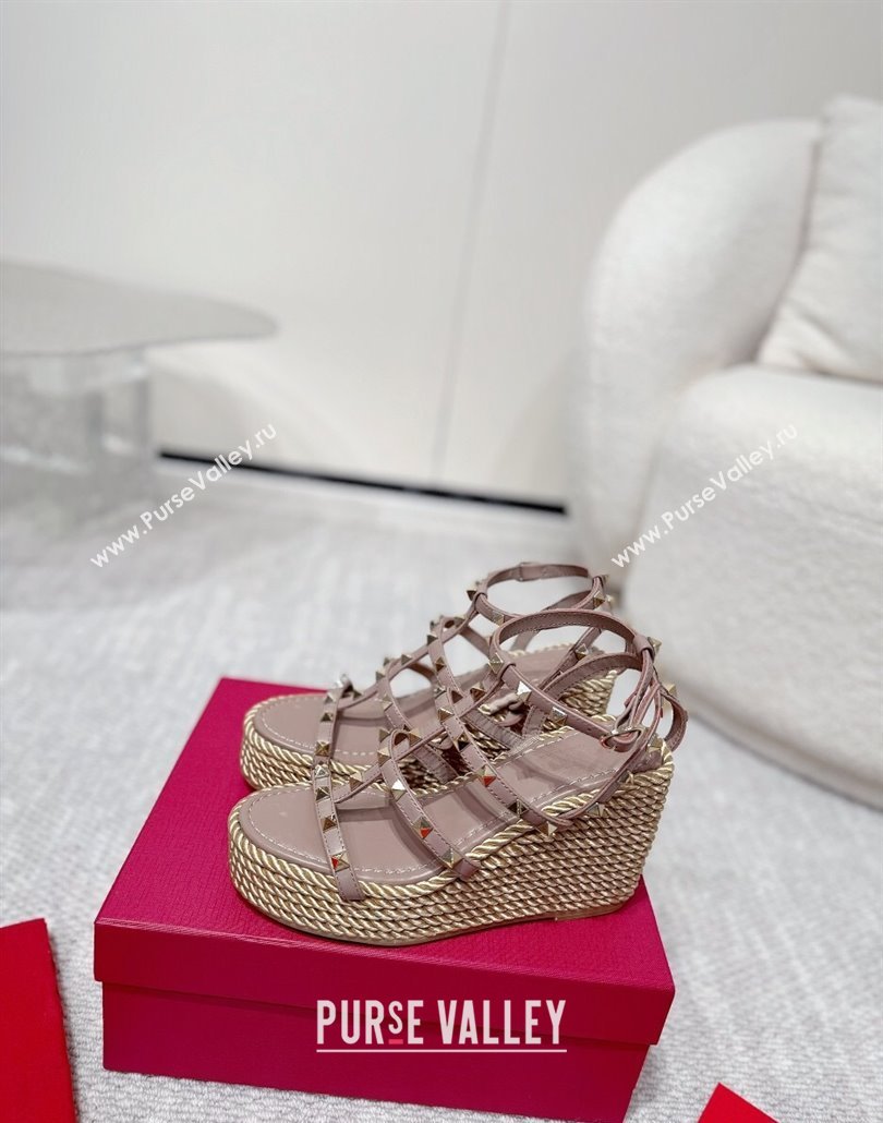 Valentino Rockstud Wedge Sandals 10cm with Calfskin Strap and Rope Dudty Pink 2025 VLTN042803 (MD-250428022)