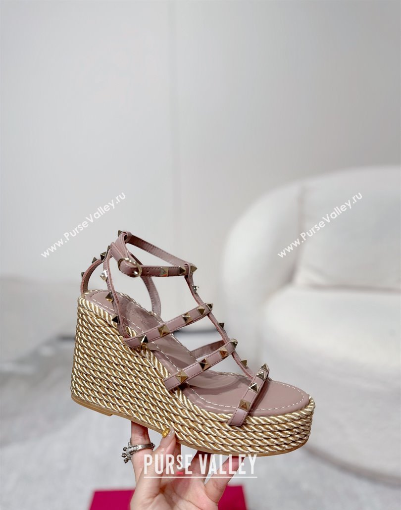 Valentino Rockstud Wedge Sandals 10cm with Calfskin Strap and Rope Dudty Pink 2025 VLTN042803 (MD-250428022)