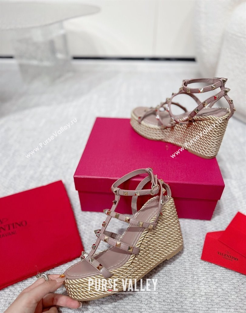 Valentino Rockstud Wedge Sandals 10cm with Calfskin Strap and Rope Dudty Pink 2025 VLTN042803 (MD-250428022)