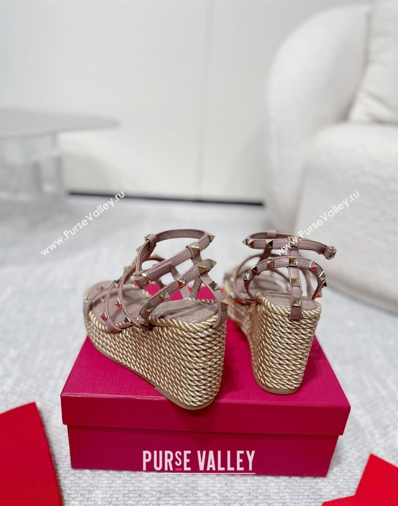 Valentino Rockstud Wedge Sandals 10cm with Calfskin Strap and Rope Dudty Pink 2025 VLTN042803 (MD-250428022)