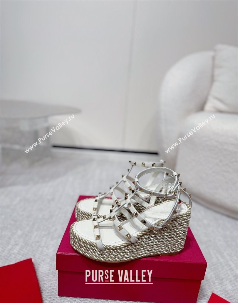 Valentino Rockstud Wedge Sandals 10cm with Calfskin Strap and Rope White 2025 VLTN042803 (MD-250428023)