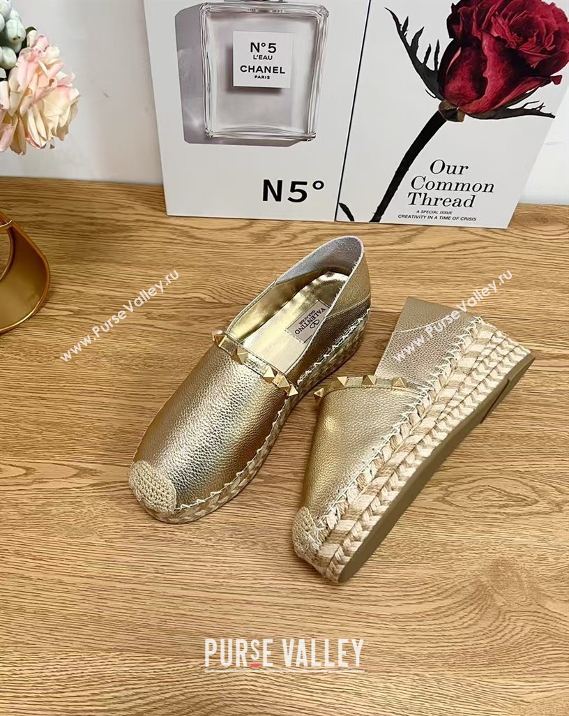 Valentino Rockstud Platform Espadrilles 2cm in Grained Calfskin Gold 2025 0426 (JD-250426095)