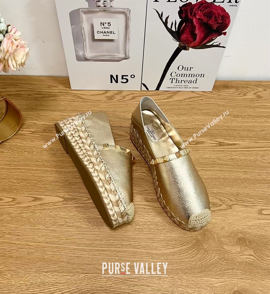 Valentino Rockstud Platform Espadrilles 2cm in Grained Calfskin Gold 2025 0426 (JD-250426095)