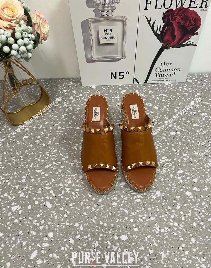 Valentino Rockstud Wedge Espadrille Slides Sandal in Grained Calfskin Brown 2025 0426 (JD-250426106)