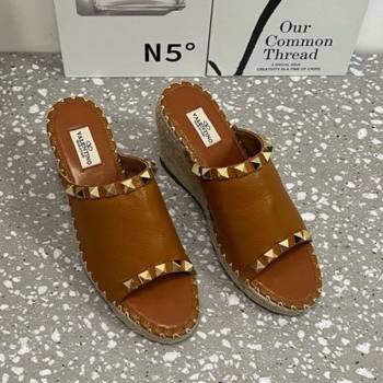 Valentino Rockstud Wedge Espadrille Slides Sandal in Grained Calfskin Brown 2025 0426 (JD-250426106)