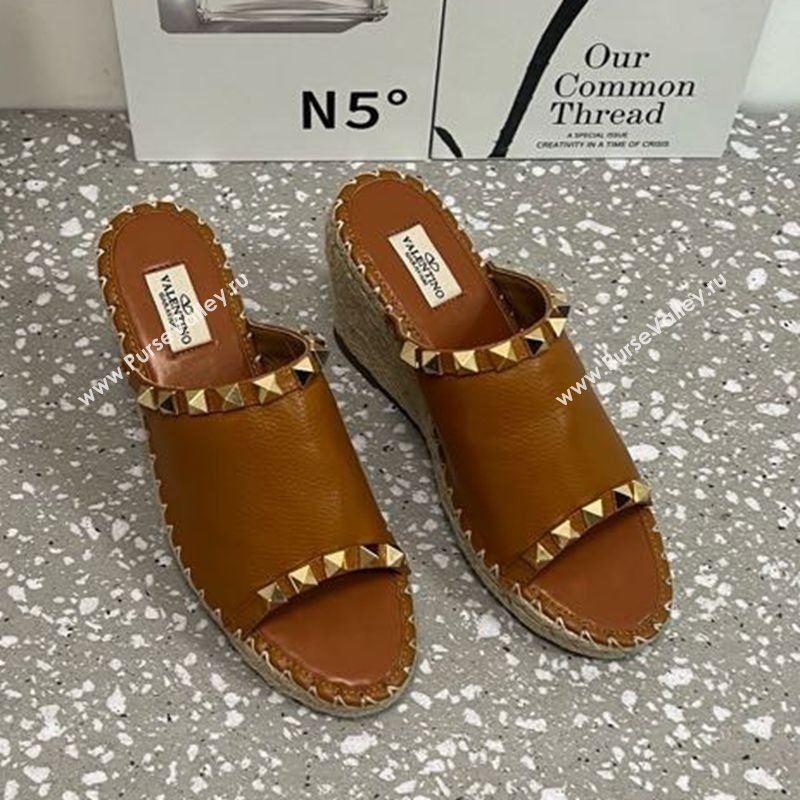 Valentino Rockstud Wedge Espadrille Slides Sandal in Grained Calfskin Brown 2025 0426 (JD-250426106)