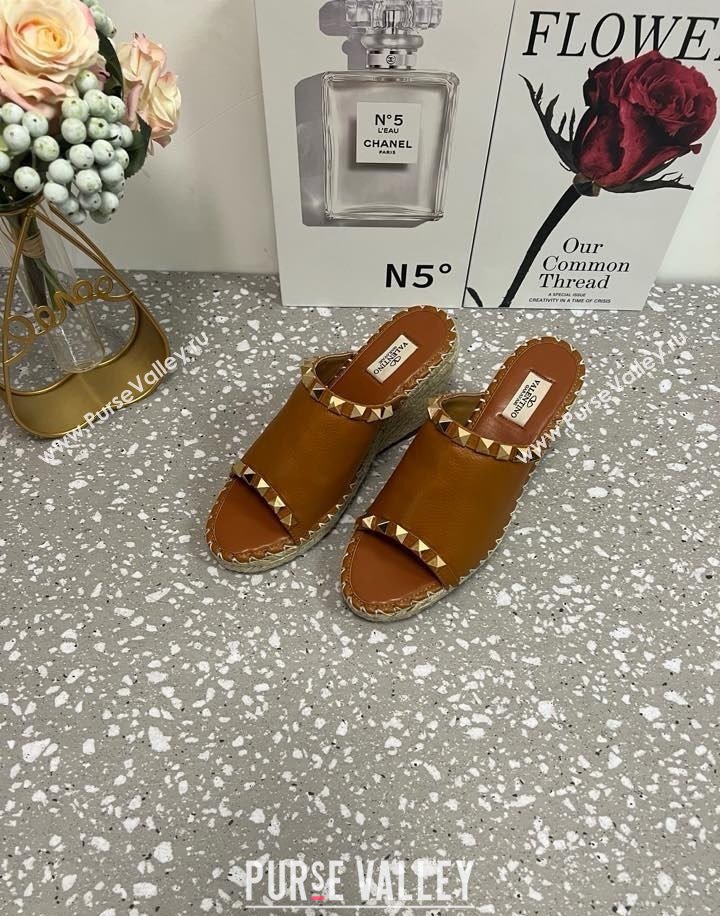 Valentino Rockstud Wedge Espadrille Slides Sandal in Grained Calfskin Brown 2025 0426 (JD-250426106)