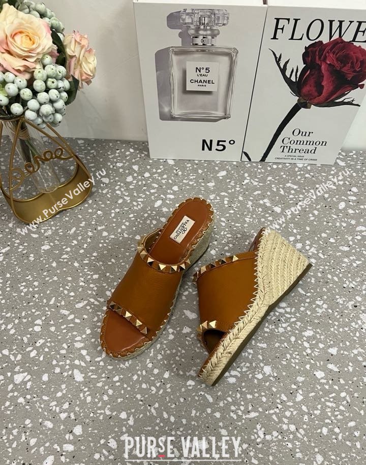 Valentino Rockstud Wedge Espadrille Slides Sandal in Grained Calfskin Brown 2025 0426 (JD-250426106)