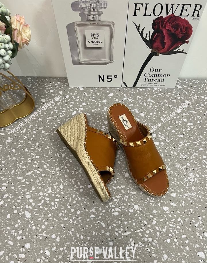 Valentino Rockstud Wedge Espadrille Slides Sandal in Grained Calfskin Brown 2025 0426 (JD-250426106)