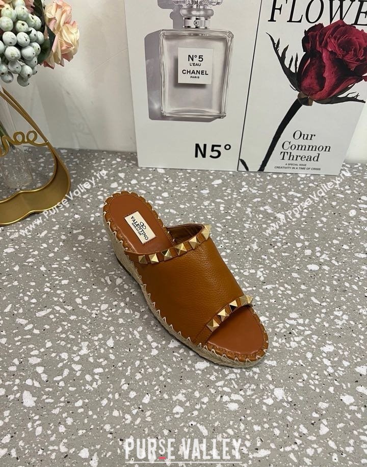 Valentino Rockstud Wedge Espadrille Slides Sandal in Grained Calfskin Brown 2025 0426 (JD-250426106)