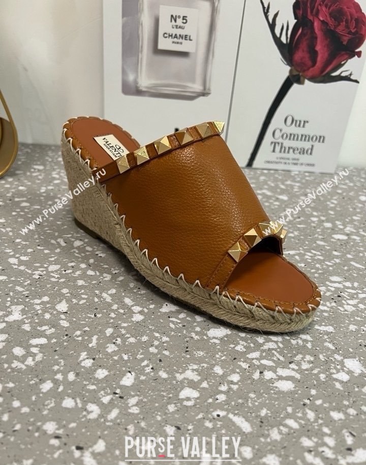 Valentino Rockstud Wedge Espadrille Slides Sandal in Grained Calfskin Brown 2025 0426 (JD-250426106)