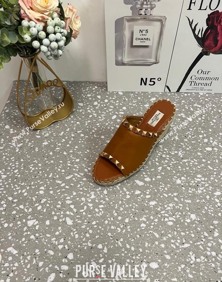 Valentino Rockstud Wedge Espadrille Slides Sandal in Grained Calfskin Brown 2025 0426 (JD-250426106)