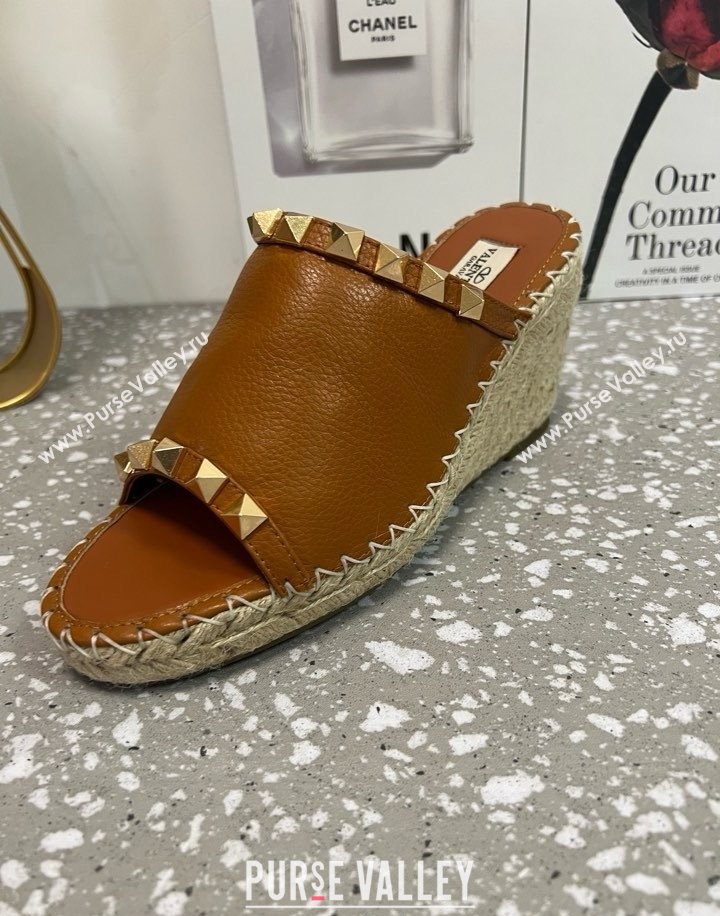 Valentino Rockstud Wedge Espadrille Slides Sandal in Grained Calfskin Brown 2025 0426 (JD-250426106)