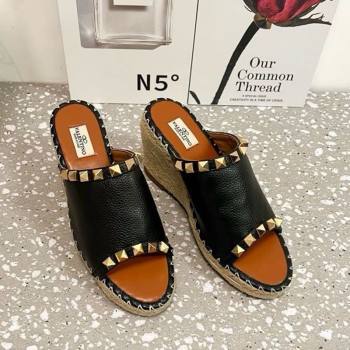 Valentino Rockstud Wedge Espadrille Slides Sandal in Grained Calfskin Black 2025 0426 (JD-250426107)