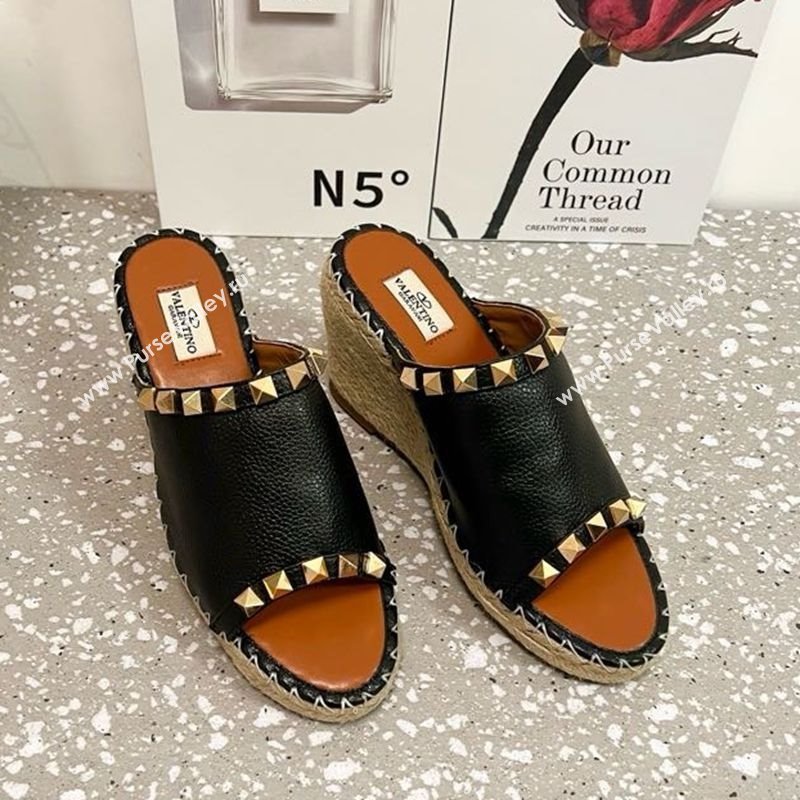 Valentino Rockstud Wedge Espadrille Slides Sandal in Grained Calfskin Black 2025 0426 (JD-250426107)