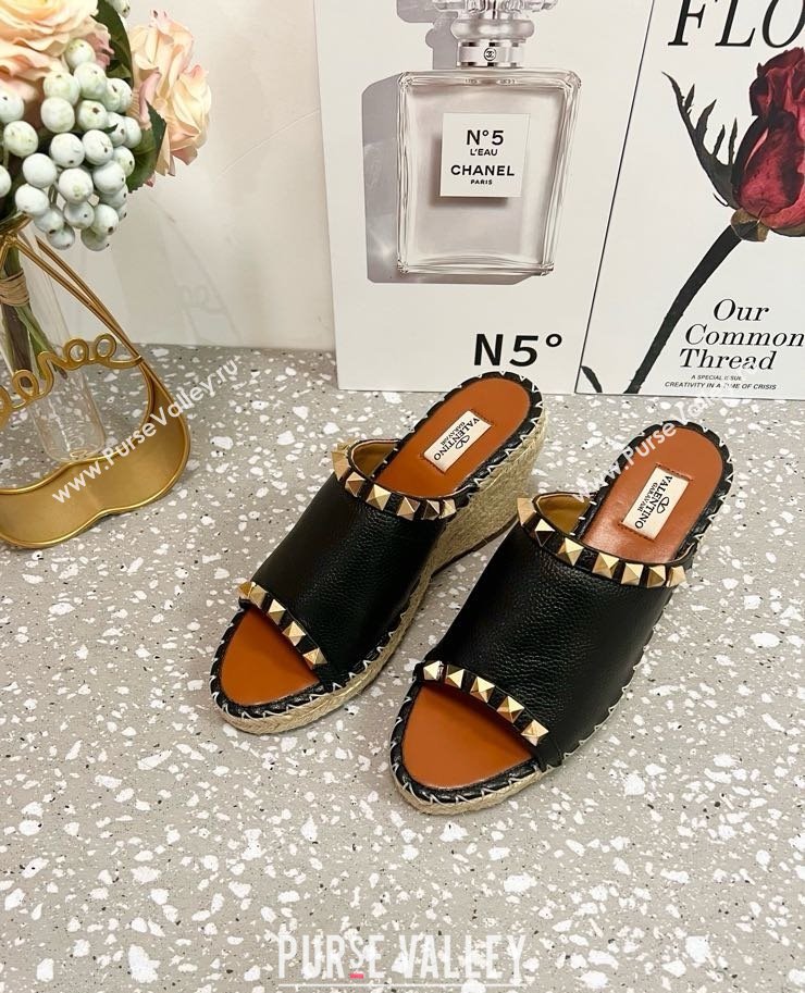 Valentino Rockstud Wedge Espadrille Slides Sandal in Grained Calfskin Black 2025 0426 (JD-250426107)