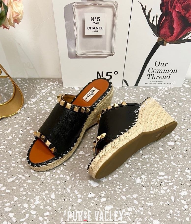 Valentino Rockstud Wedge Espadrille Slides Sandal in Grained Calfskin Black 2025 0426 (JD-250426107)