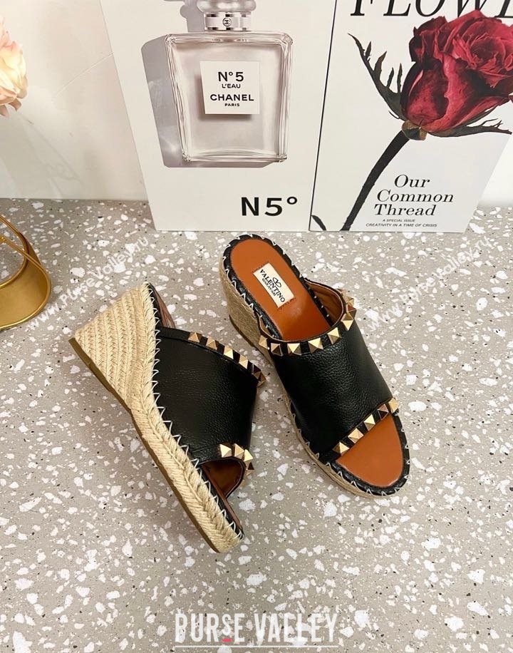 Valentino Rockstud Wedge Espadrille Slides Sandal in Grained Calfskin Black 2025 0426 (JD-250426107)