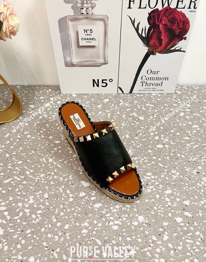 Valentino Rockstud Wedge Espadrille Slides Sandal in Grained Calfskin Black 2025 0426 (JD-250426107)
