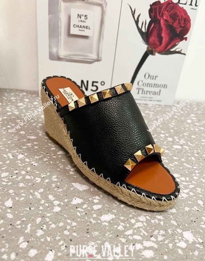 Valentino Rockstud Wedge Espadrille Slides Sandal in Grained Calfskin Black 2025 0426 (JD-250426107)