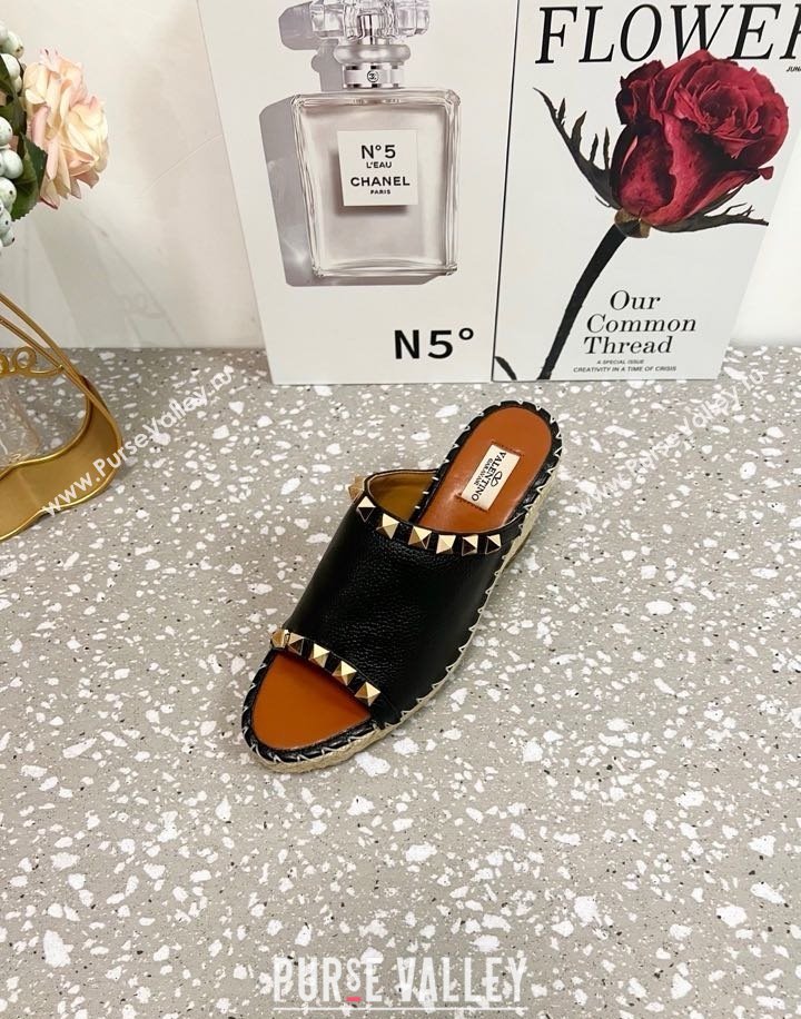 Valentino Rockstud Wedge Espadrille Slides Sandal in Grained Calfskin Black 2025 0426 (JD-250426107)