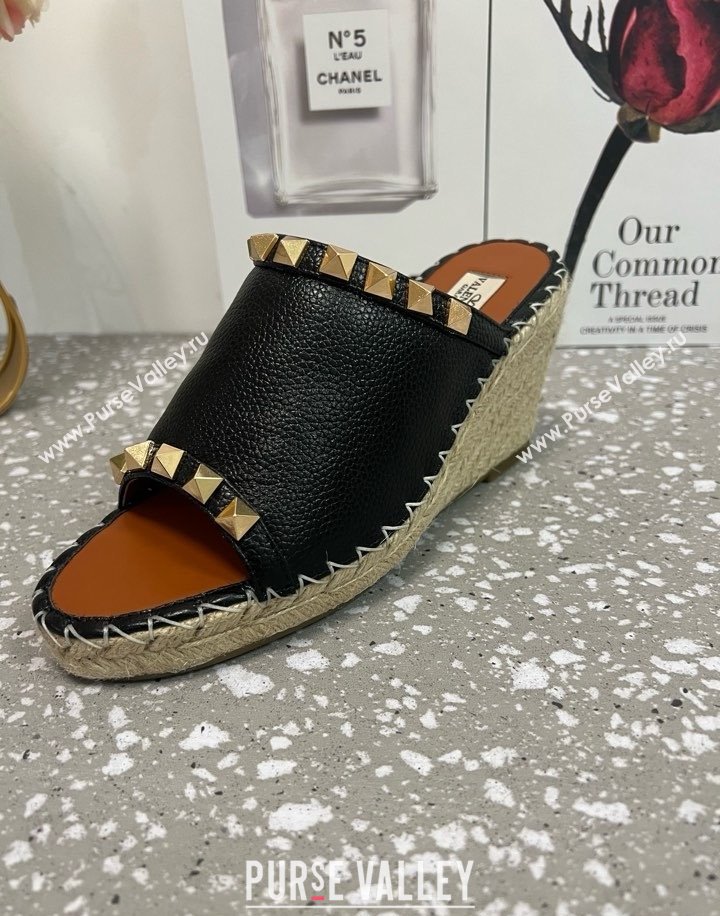 Valentino Rockstud Wedge Espadrille Slides Sandal in Grained Calfskin Black 2025 0426 (JD-250426107)