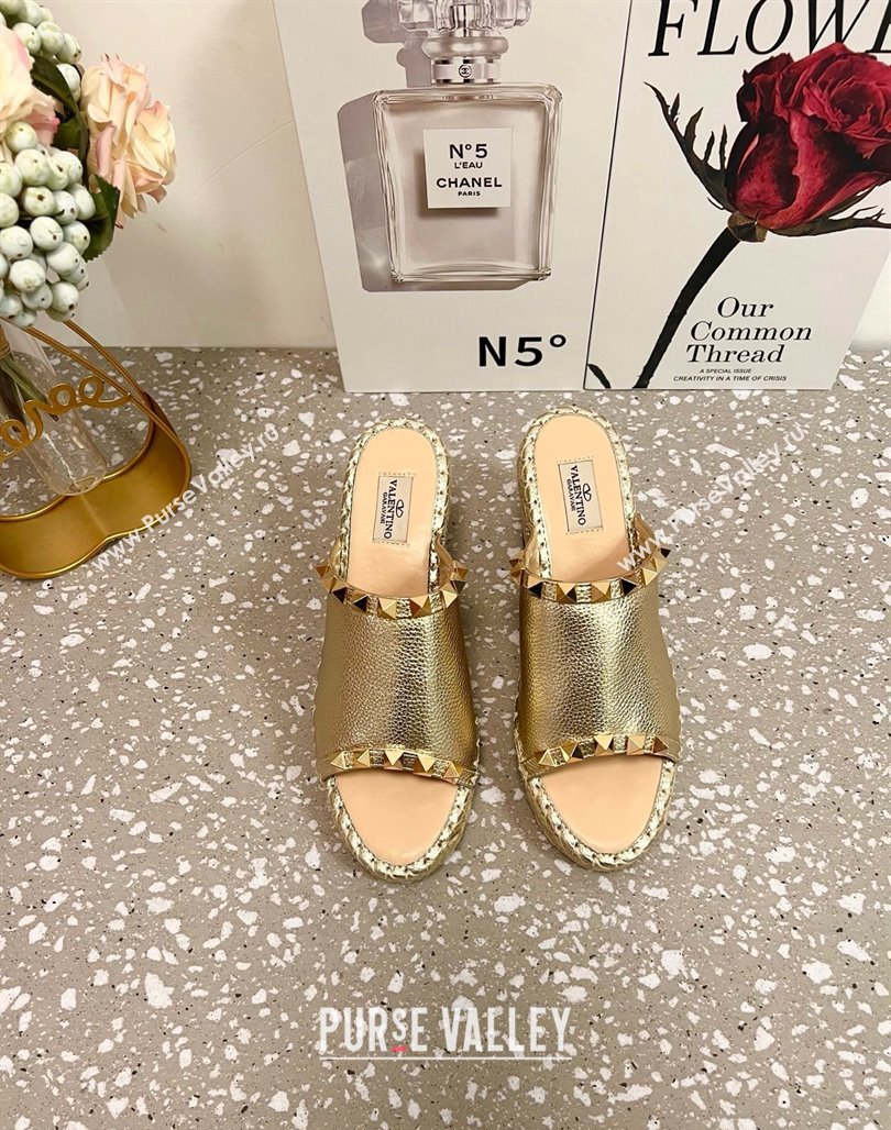 Valentino Rockstud Wedge Espadrille Slides Sandal in Grained Calfskin Gold 2025 0426 (JD-250426108)