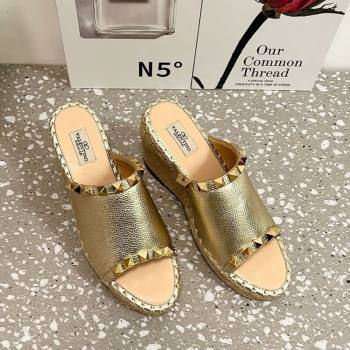 Valentino Rockstud Wedge Espadrille Slides Sandal in Grained Calfskin Gold 2025 0426 (JD-250426108)