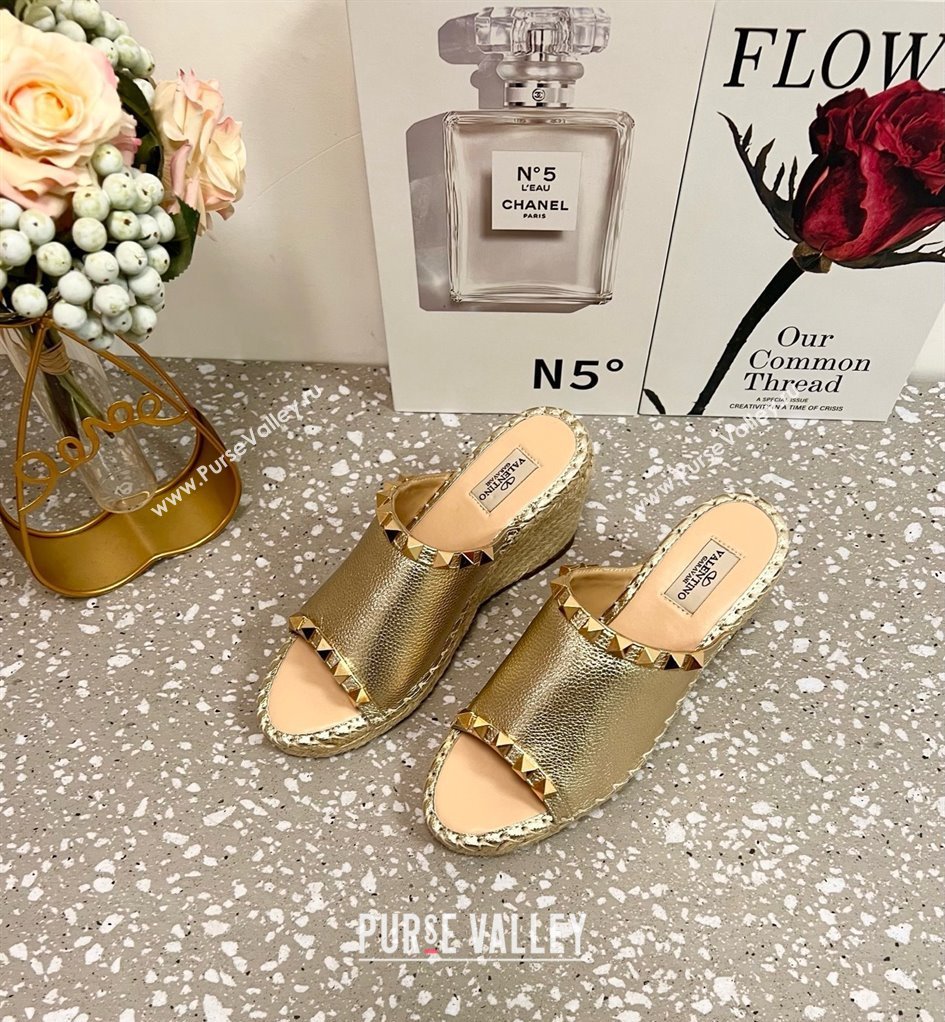 Valentino Rockstud Wedge Espadrille Slides Sandal in Grained Calfskin Gold 2025 0426 (JD-250426108)