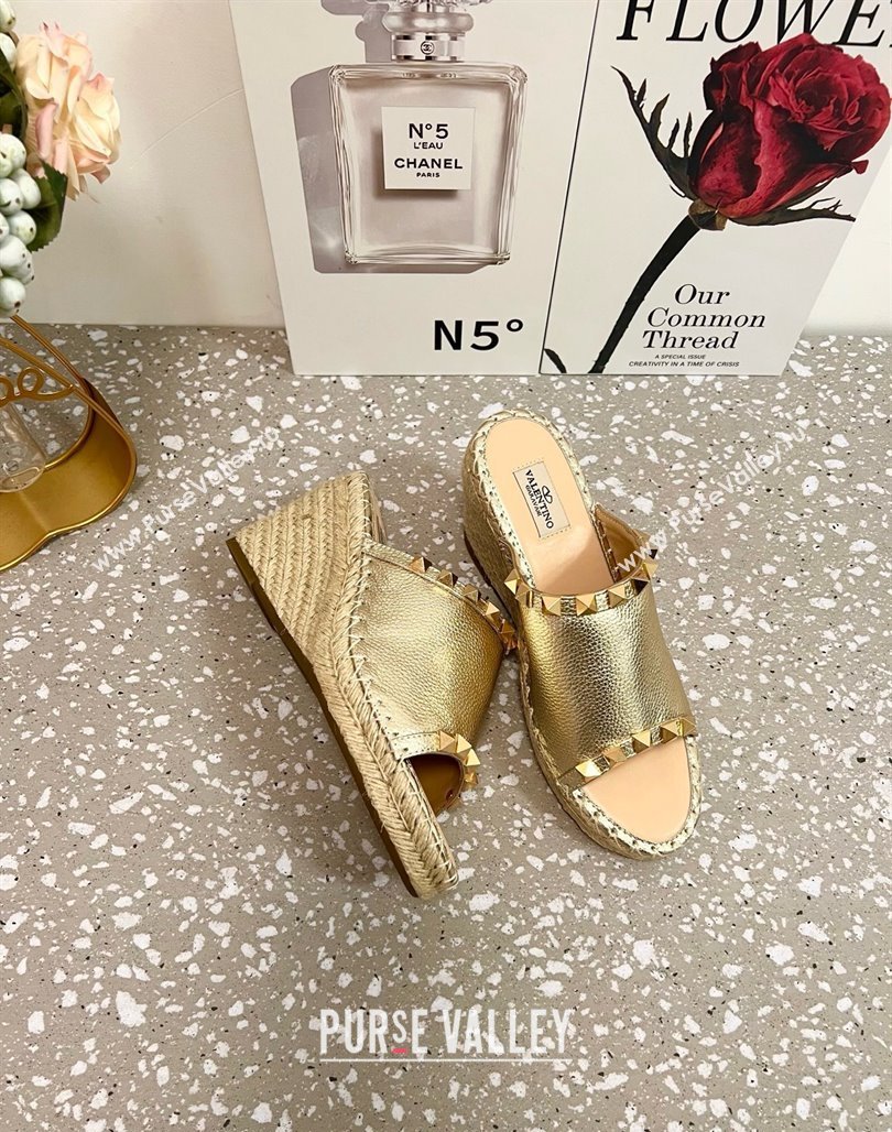 Valentino Rockstud Wedge Espadrille Slides Sandal in Grained Calfskin Gold 2025 0426 (JD-250426108)