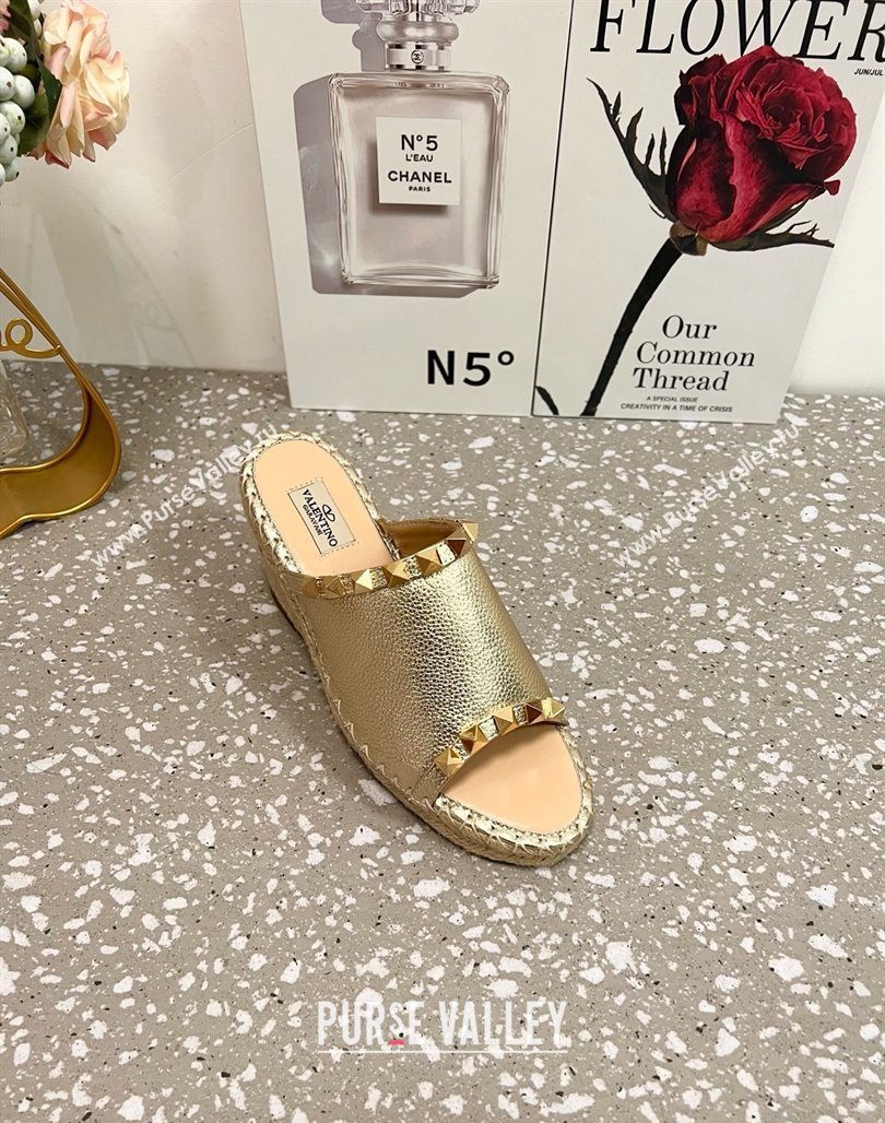 Valentino Rockstud Wedge Espadrille Slides Sandal in Grained Calfskin Gold 2025 0426 (JD-250426108)
