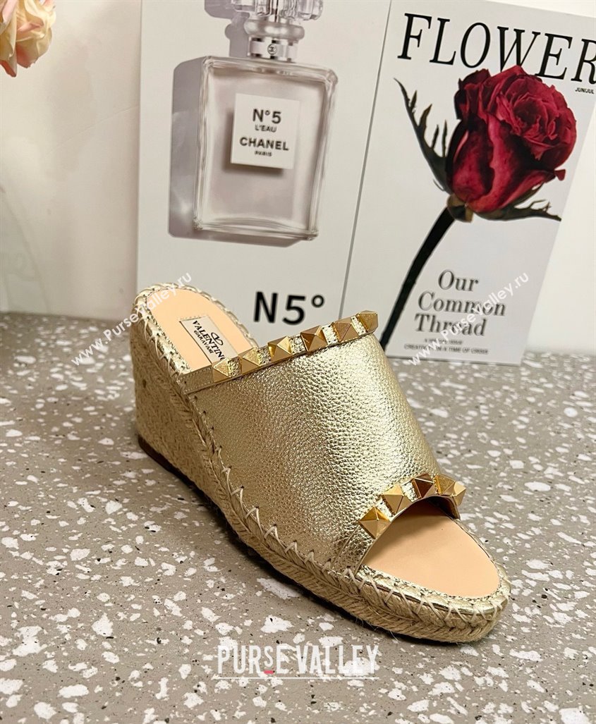 Valentino Rockstud Wedge Espadrille Slides Sandal in Grained Calfskin Gold 2025 0426 (JD-250426108)
