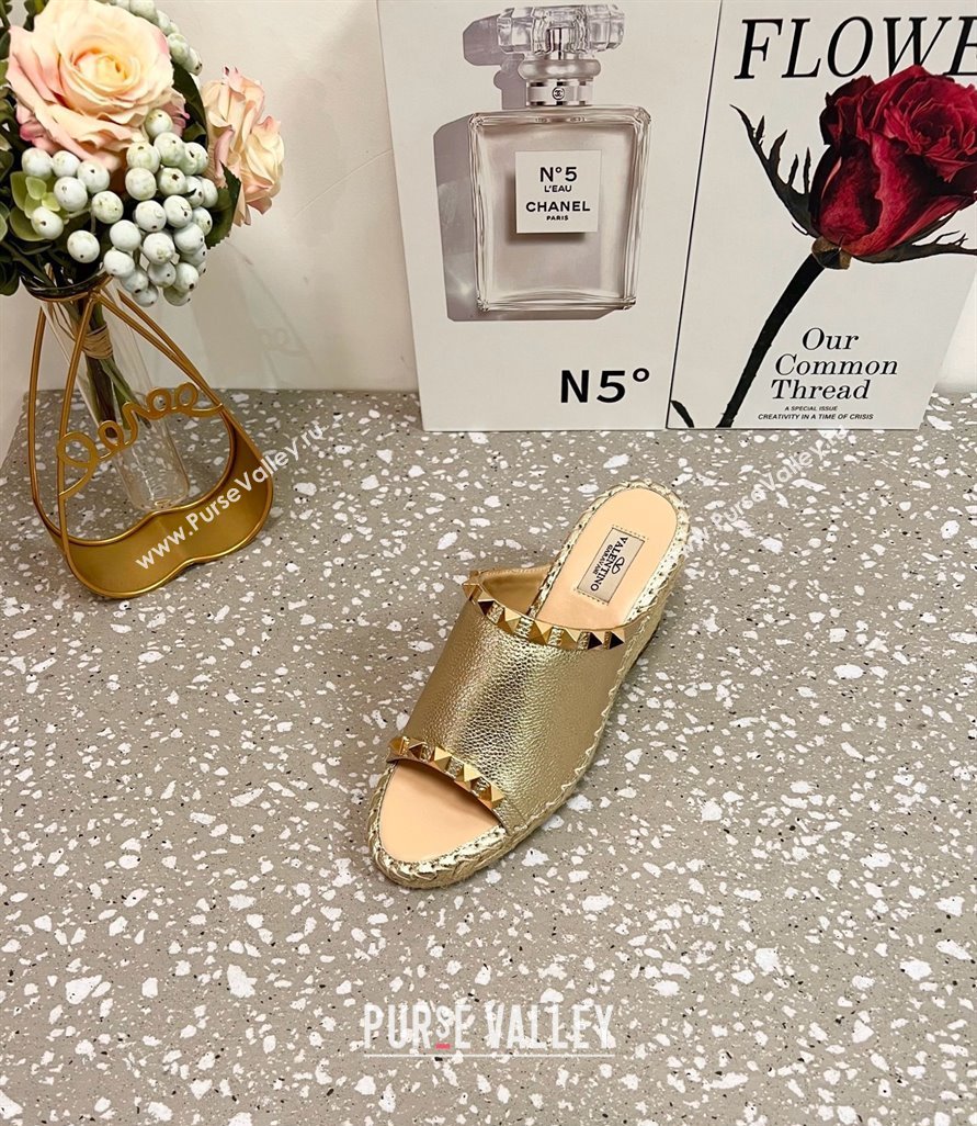 Valentino Rockstud Wedge Espadrille Slides Sandal in Grained Calfskin Gold 2025 0426 (JD-250426108)