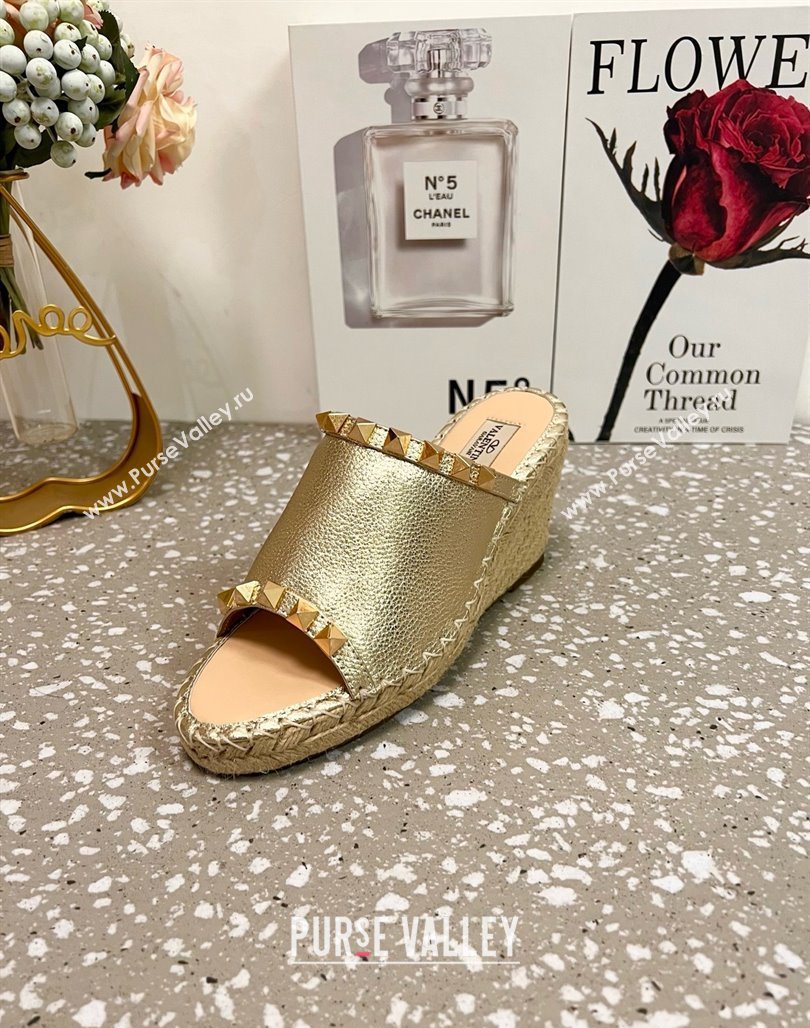 Valentino Rockstud Wedge Espadrille Slides Sandal in Grained Calfskin Gold 2025 0426 (JD-250426108)