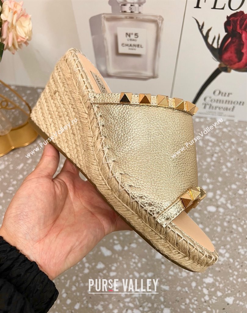 Valentino Rockstud Wedge Espadrille Slides Sandal in Grained Calfskin Gold 2025 0426 (JD-250426108)