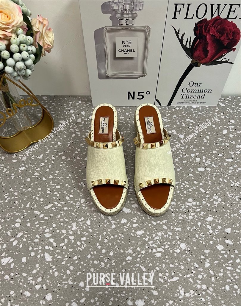Valentino Rockstud Wedge Espadrille Slides Sandal in Grained Calfskin White 2025 0426 (JD-250426109)