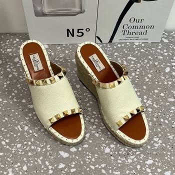 Valentino Rockstud Wedge Espadrille Slides Sandal in Grained Calfskin White 2025 0426 (JD-250426109)