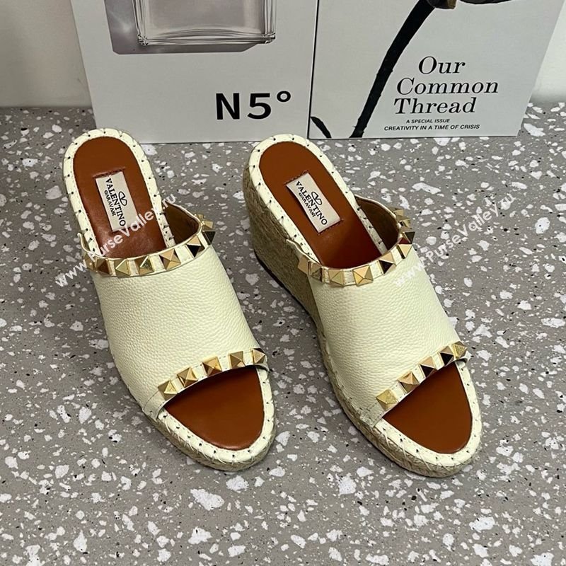 Valentino Rockstud Wedge Espadrille Slides Sandal in Grained Calfskin White 2025 0426 (JD-250426109)
