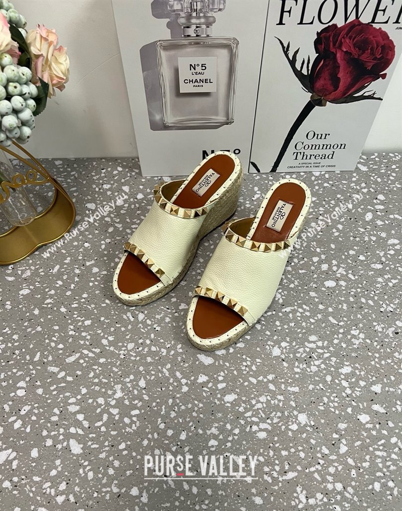 Valentino Rockstud Wedge Espadrille Slides Sandal in Grained Calfskin White 2025 0426 (JD-250426109)