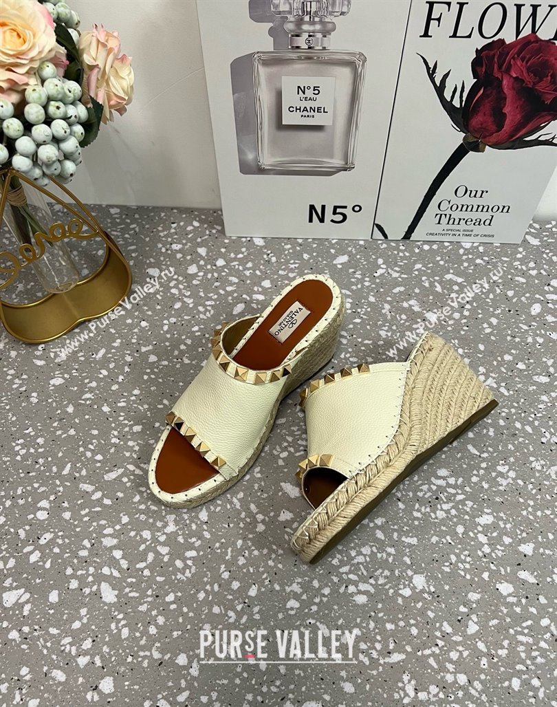 Valentino Rockstud Wedge Espadrille Slides Sandal in Grained Calfskin White 2025 0426 (JD-250426109)