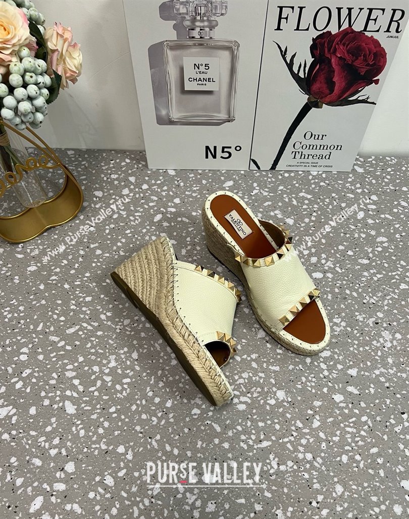 Valentino Rockstud Wedge Espadrille Slides Sandal in Grained Calfskin White 2025 0426 (JD-250426109)