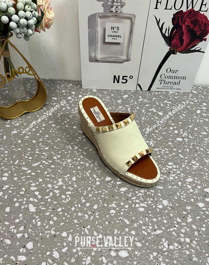 Valentino Rockstud Wedge Espadrille Slides Sandal in Grained Calfskin White 2025 0426 (JD-250426109)