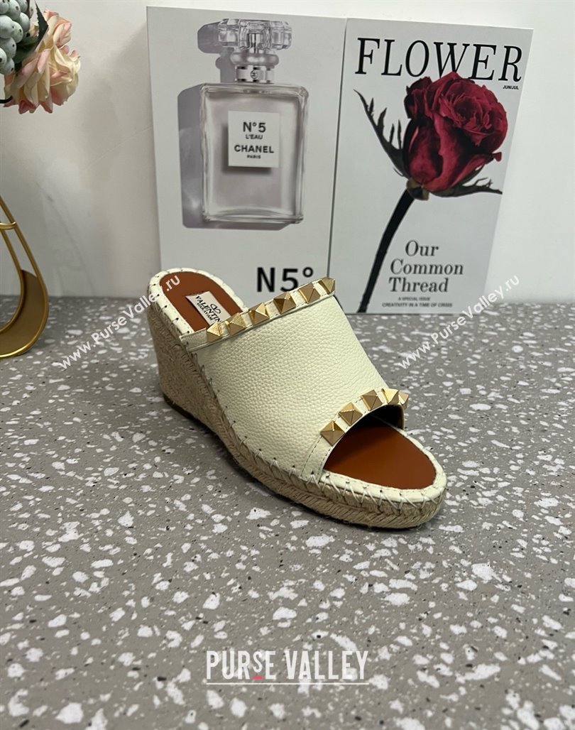 Valentino Rockstud Wedge Espadrille Slides Sandal in Grained Calfskin White 2025 0426 (JD-250426109)